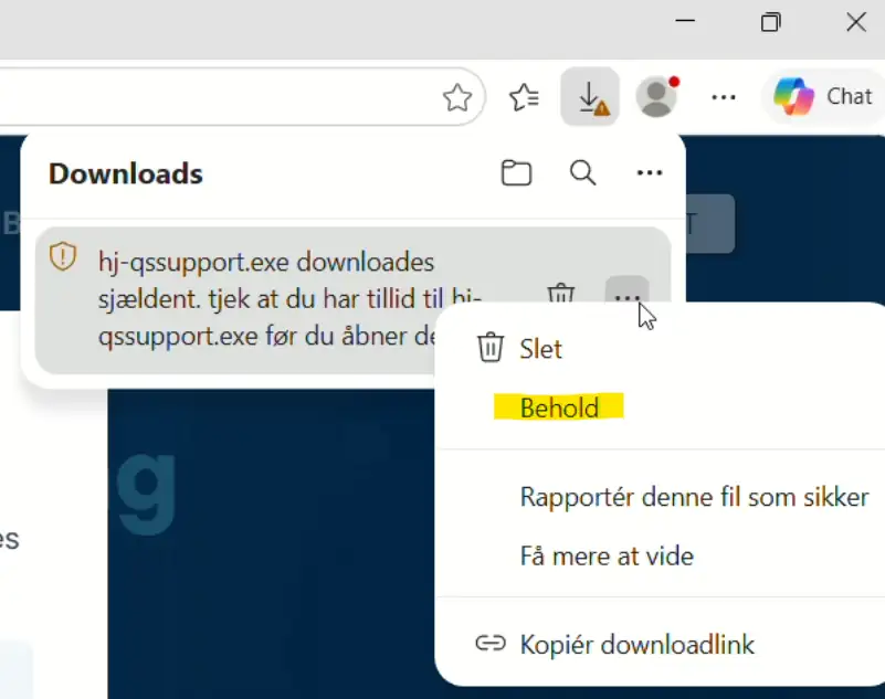 Downloads-listen i Edge, hvor menuen med de tre prikker er åben, og Behold er markeret